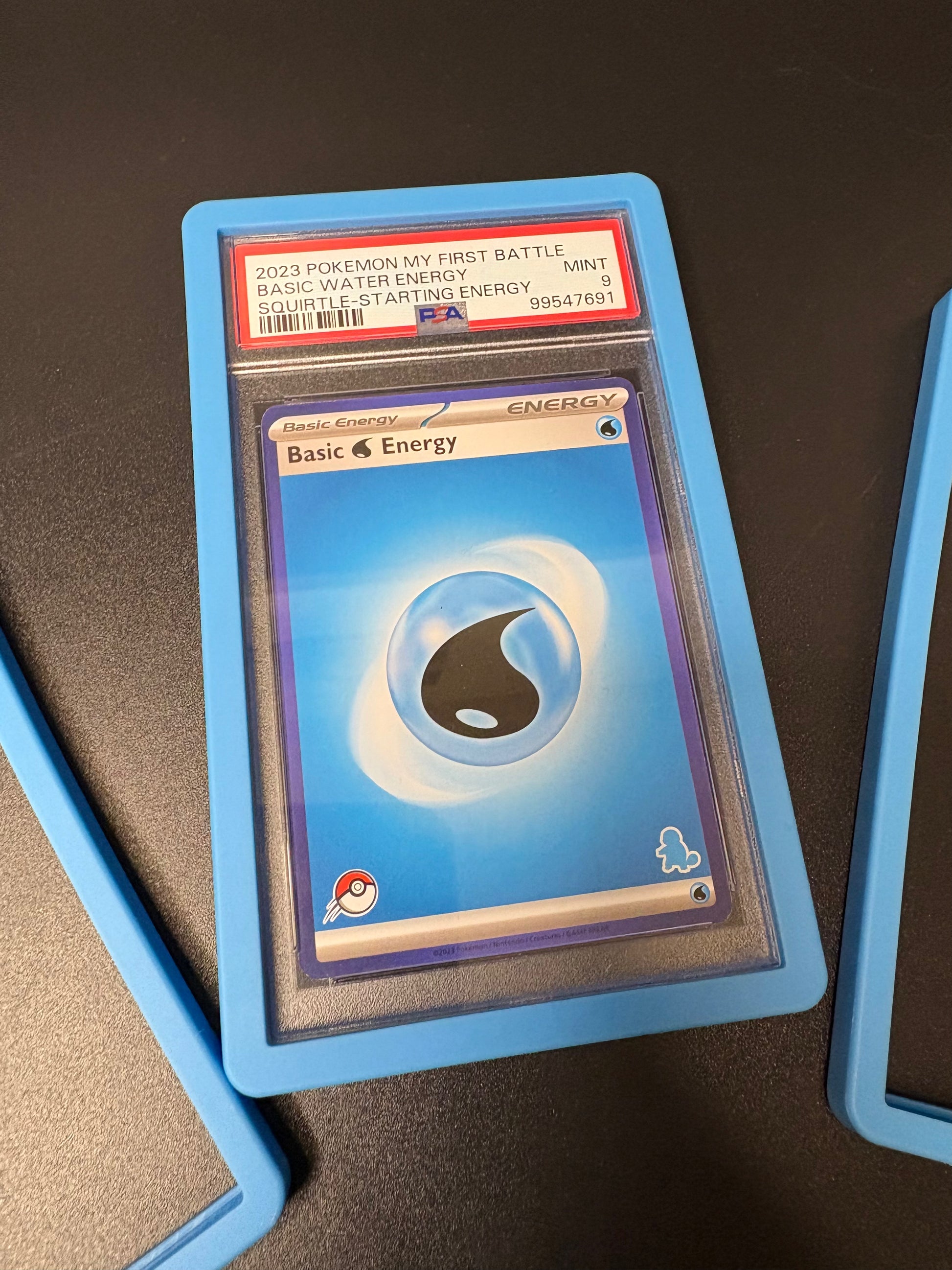 Graded Card Case PSA – Rot & Blau – Schutz für bewertete Pokémon Karten