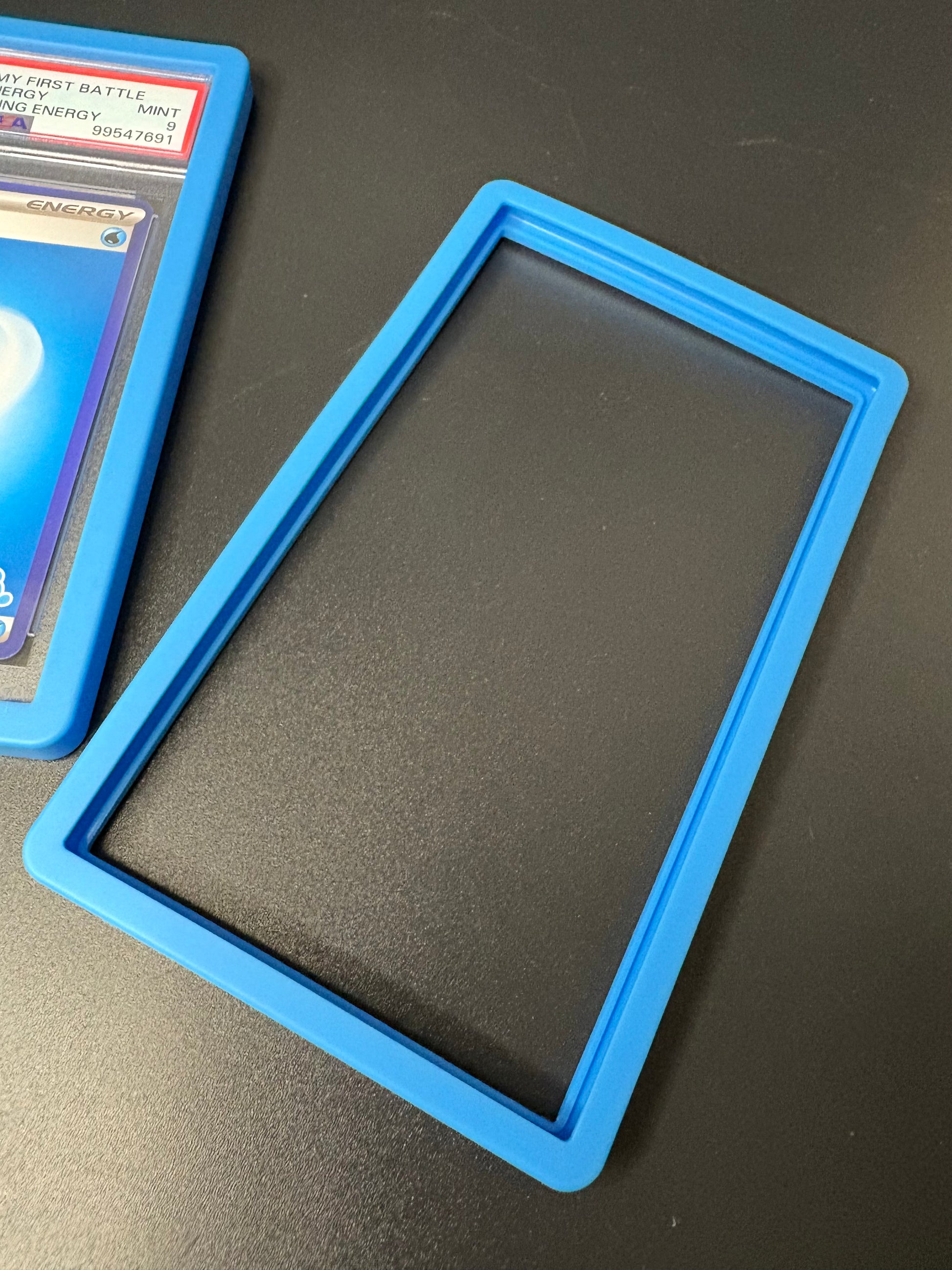 Graded Card Case PSA – Rot & Blau – Schutz für bewertete Pokémon Karten